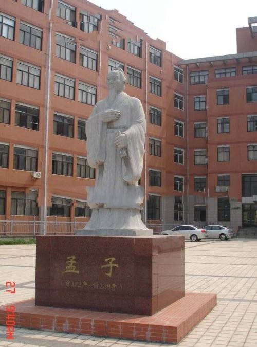 大学校园大理石古代儒家学派代表人物孟子石雕